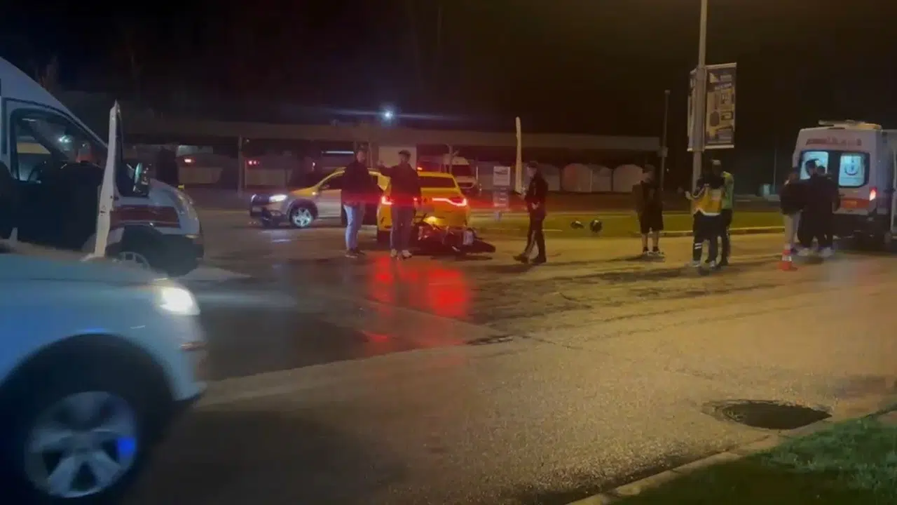 Erzincan’da trafik kabusu: Motosiklet ve taksi çarpıştı, iki kişi hastanelik oldu