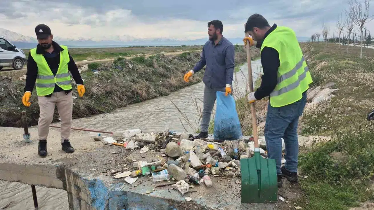 İnci Kefali’nin zorlu yolculuğuna engel yok: Dere yatakları temizleniyor