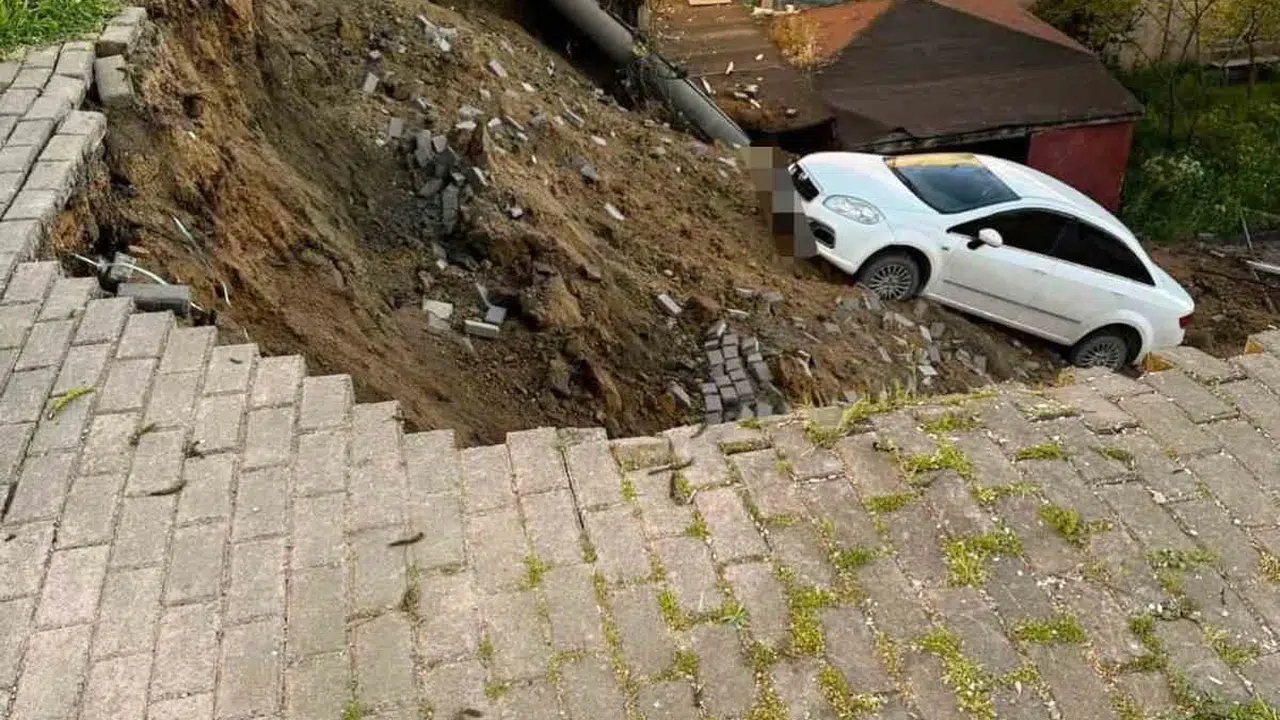 Okul bahçesinde korku dolu anlar: İstinat duvarı çöktü, otomobil aşağı uçtu