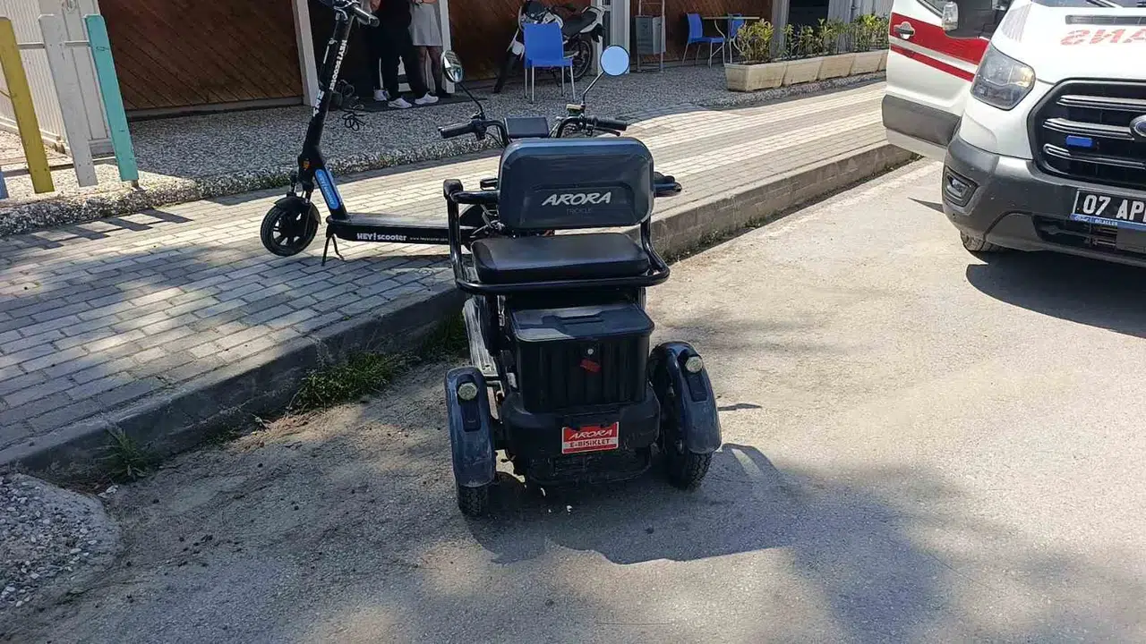Manavgat’ta şaşırtan kaza: Devrilen elektrikli bisikletten indi, hastaneye gitmeyi reddedip yoluna devam etti