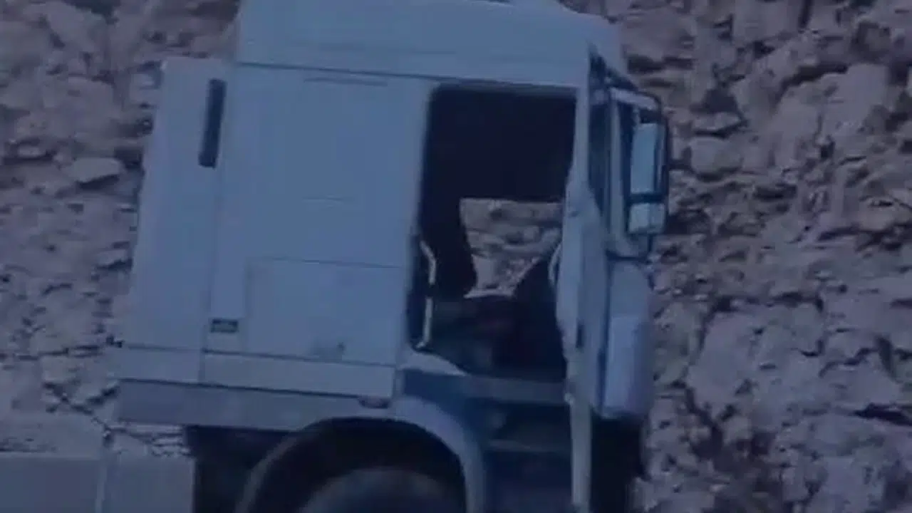 Siirt-Batman yolunda korkutan kaza: Kontrolden çıkan tır şarampole uçtu