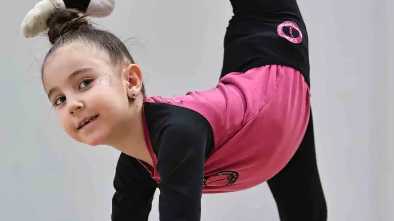 Henüz 5 yaşında ama madalyaları boyunu aşıyor: Jimnastiğin minik yıldızı Ayla sahaların tozunu attırıyor