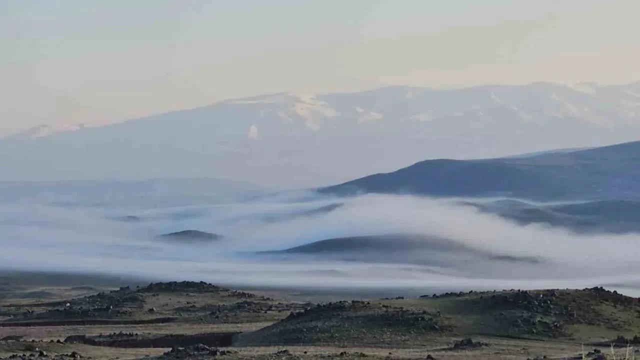 Adilcevaz’da masalsı sabah: Van Gölü kıyısı beyaz örtüye büründü