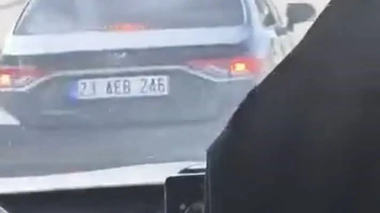 Trafikte dehşet anları: Yolcu minibüsünü böyle sıkıştırdı, onlarca kişinin hayatını hiçe saydı