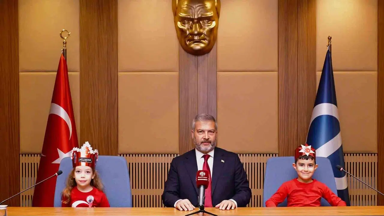 Rektörlük koltuğunda minik başkanlar: 23 Nisan coşkusu Anadolu Üniversitesi’ne taşındı