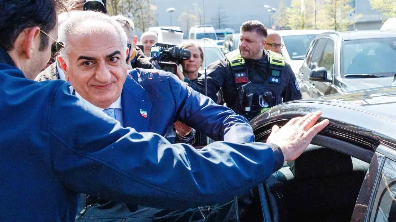 Berlin'de şok anlar: Devrik Şah'ın oğluna basın toplantısı çıkışında saldırı