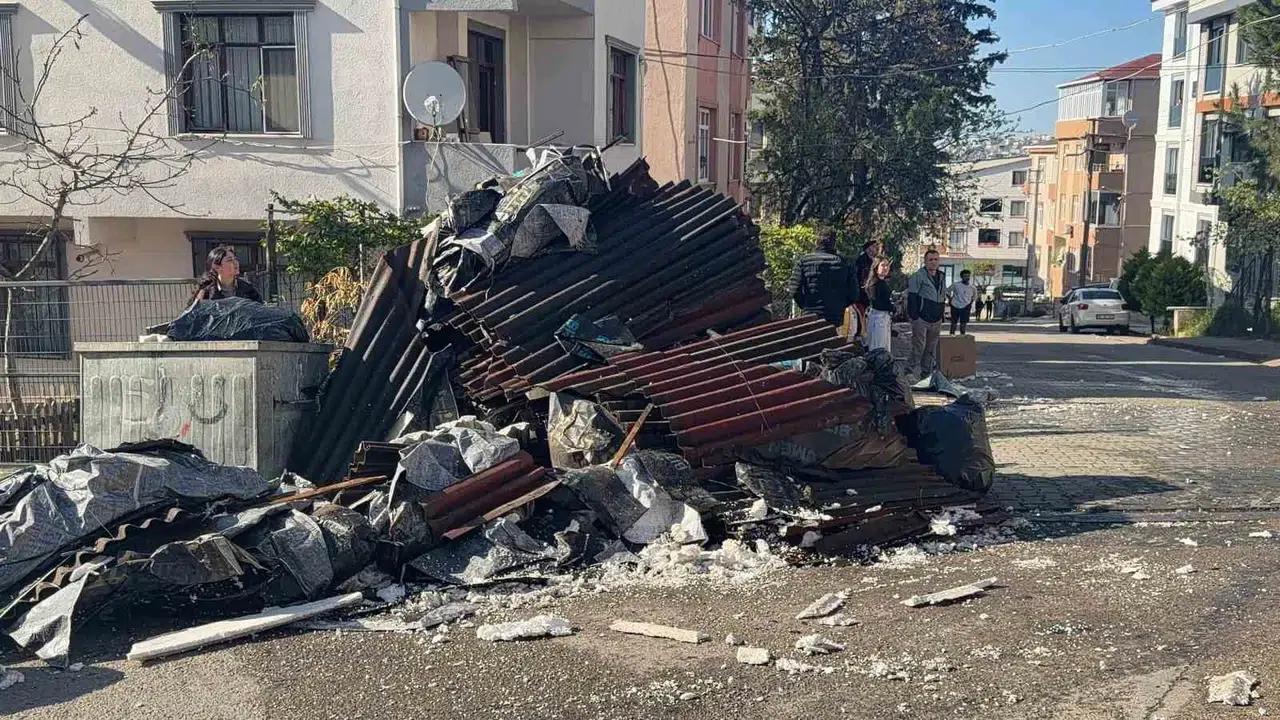Darıca’da tadilat faciası: 5 katlı binanın çatısı alevlere teslim oldu