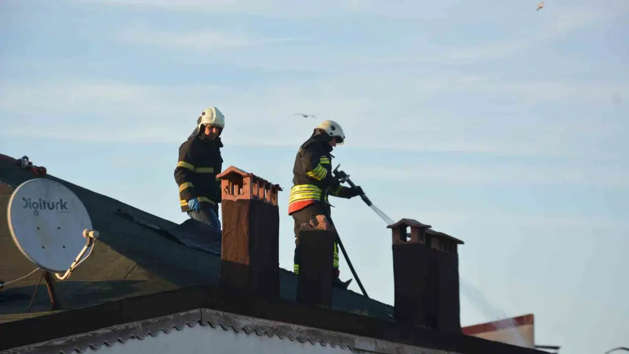 Ünye’de korku dolu anlar: 5 katlı binanın çatısı alevlere teslim oldu