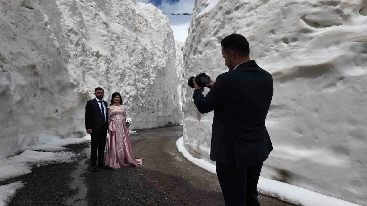 Düğün albümünde bir ilk: 10 metre karın altında aşk pozu verdiler