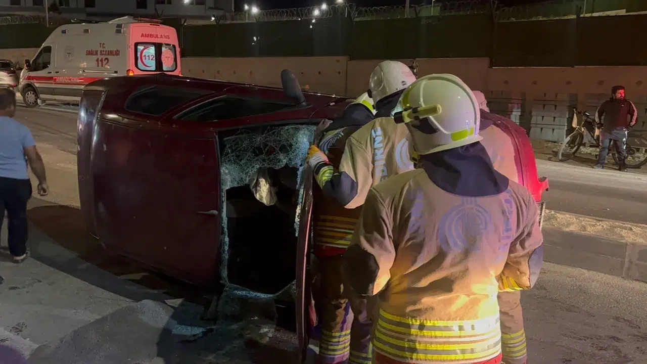 Edirne'de korku dolu anlar: Refüje çarpan otomobil yan yattı, araçtakiler içeride sıkıştı