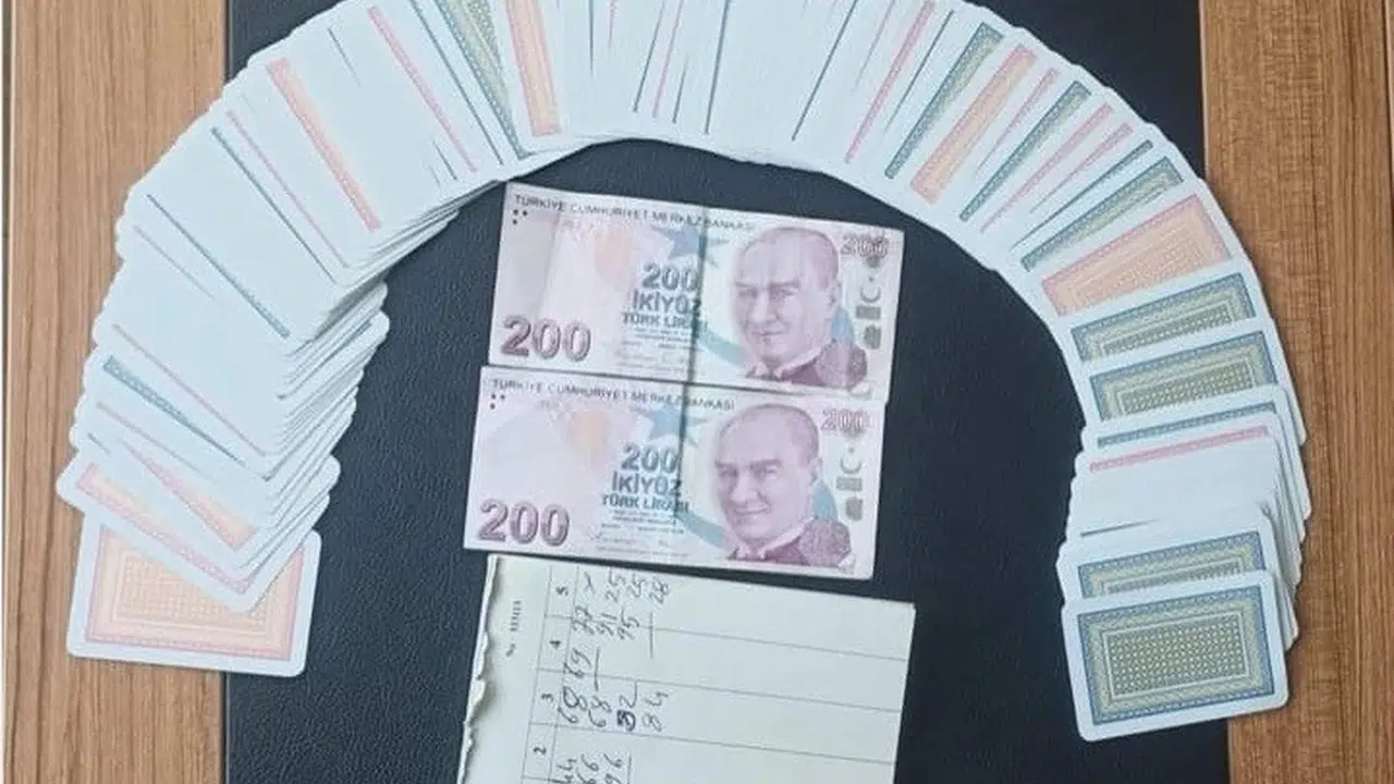 Niğde’de kumar baskını: Emniyet ekipleri suçüstü yakaladı, masadaki paralara el konuldu