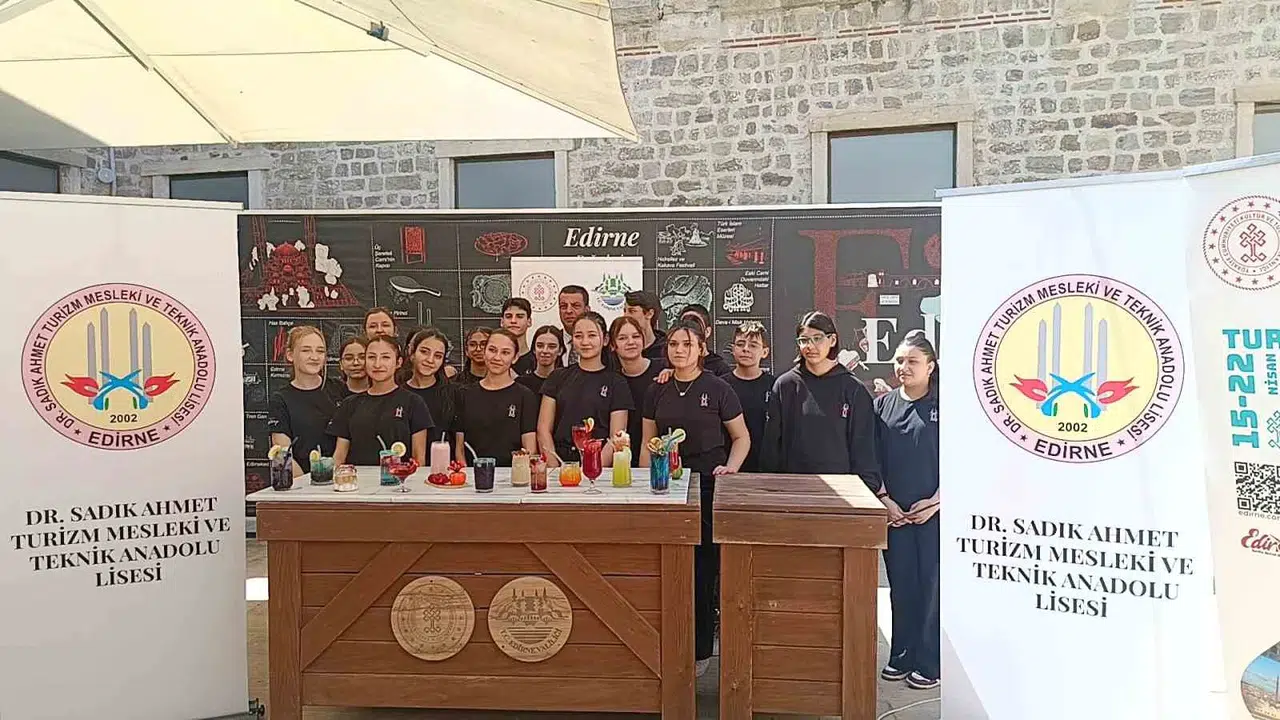 Mutfak sanatlarının genç yetenekleri sahnede: Edirne’de soğuk içecek şovu
