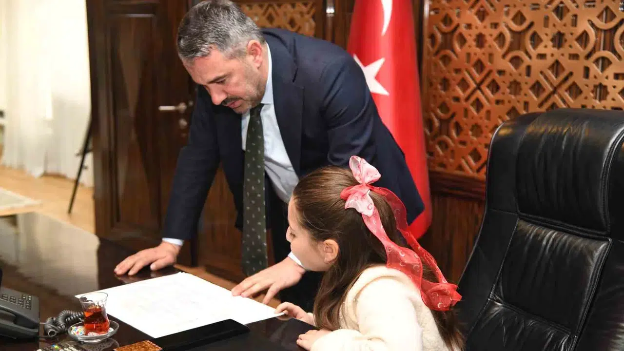 Pursaklar’da 23 Nisan coşkusu: Başkanlık koltuğunun yeni sahibi Miray oldu