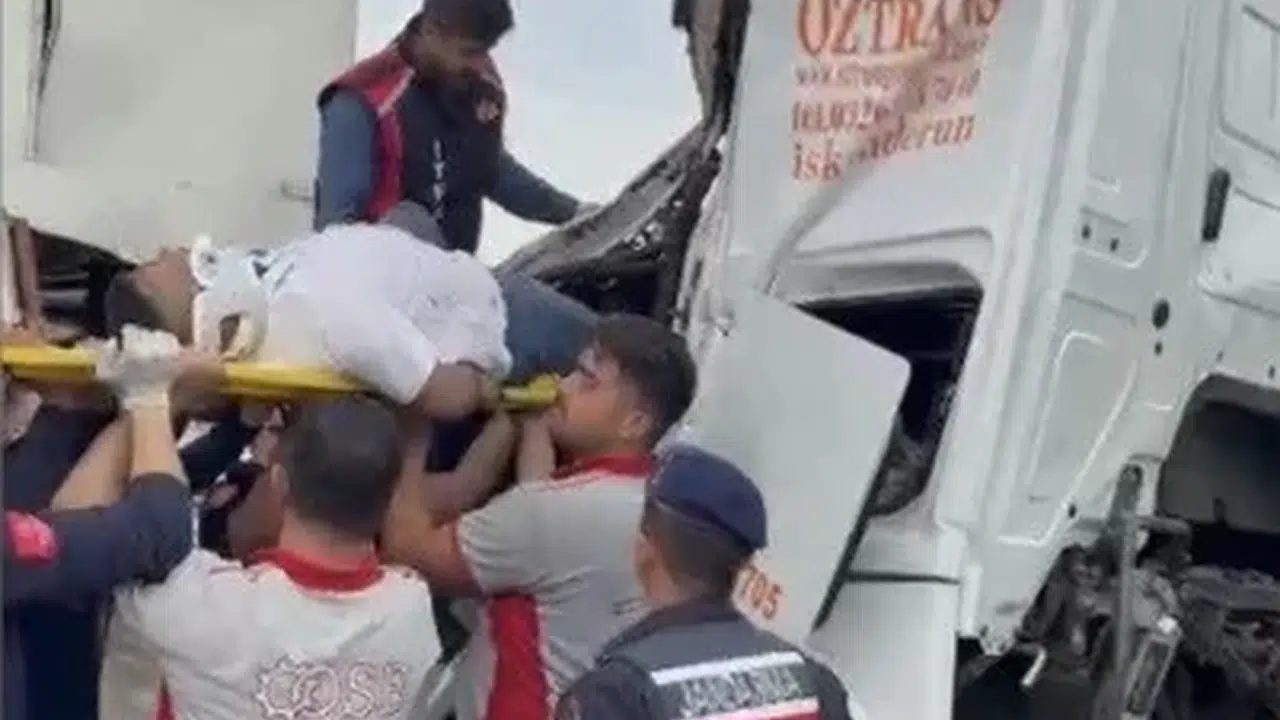 OSB girişinde dehşet anları: Kontrolden çıkan tır kapıya böyle çarptı