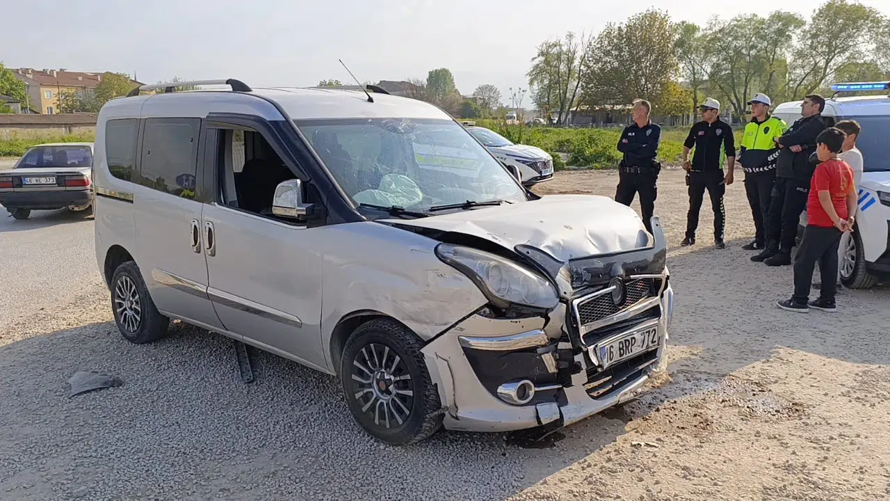 Bursa’da trafik kâbusu: İki hafif ticari araç çarpıştı, 3 kişi hastanelik oldu