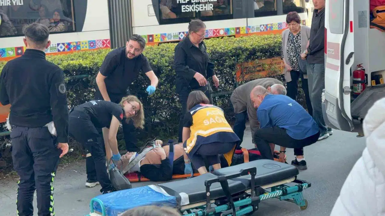 Eskişehir'de dehşet anları: Geri manevra yapan otomobil kaldırımdaki kadını altına aldı