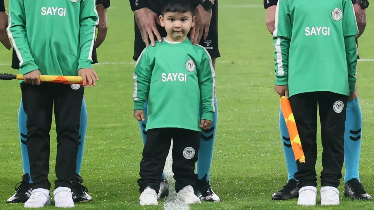 Yeşil sahalarda duygu dolu anlar: Minik Mehmet için Türkiye tek yürek oldu