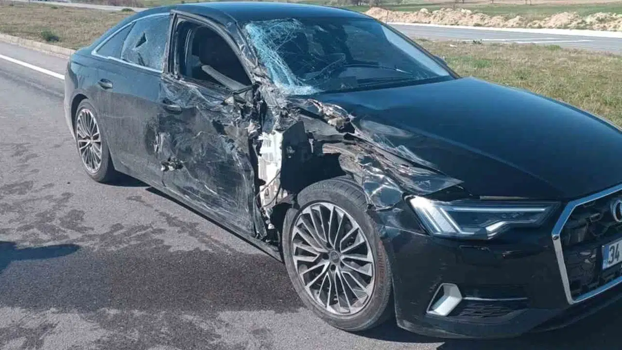 Afyonkarahisar’da korkutan kaza: Tarım aracıyla otomobil çarpıştı, iki sürücü hastanelik oldu