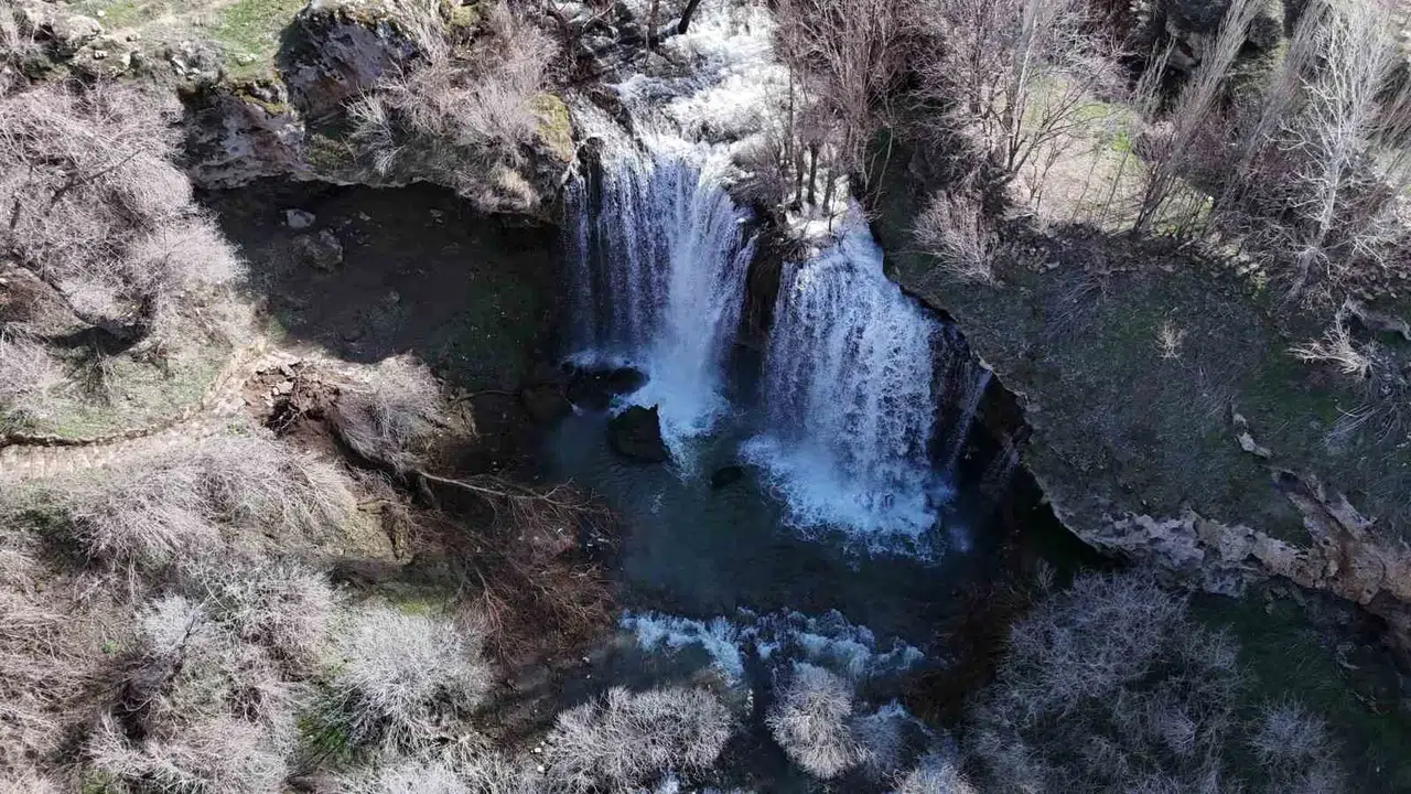 Sivas’ın saklı cenneti uyandı: 27 metreden dökülen şelale görsel şölen sunuyor