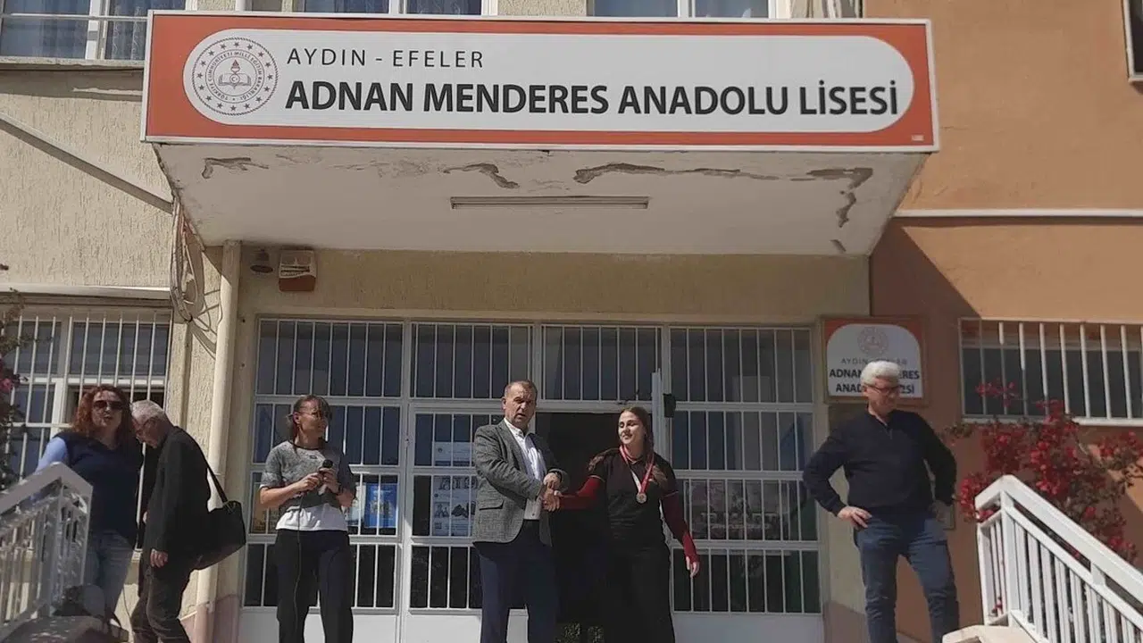 Aydın’ın gururu Ankara’dan geldi: 9. sınıf öğrencisi Nisa Karabıyık Türkiye’nin zirvesine yerleşti