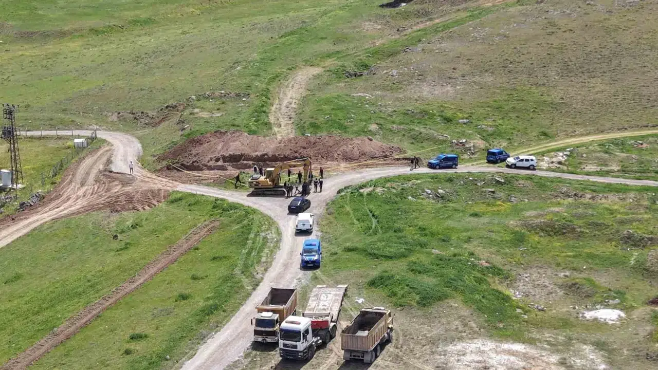 Polatlı'da yol çalışması sırasında dehşete düşüren keşif: Kepçe operatörü toprağın altında buldu