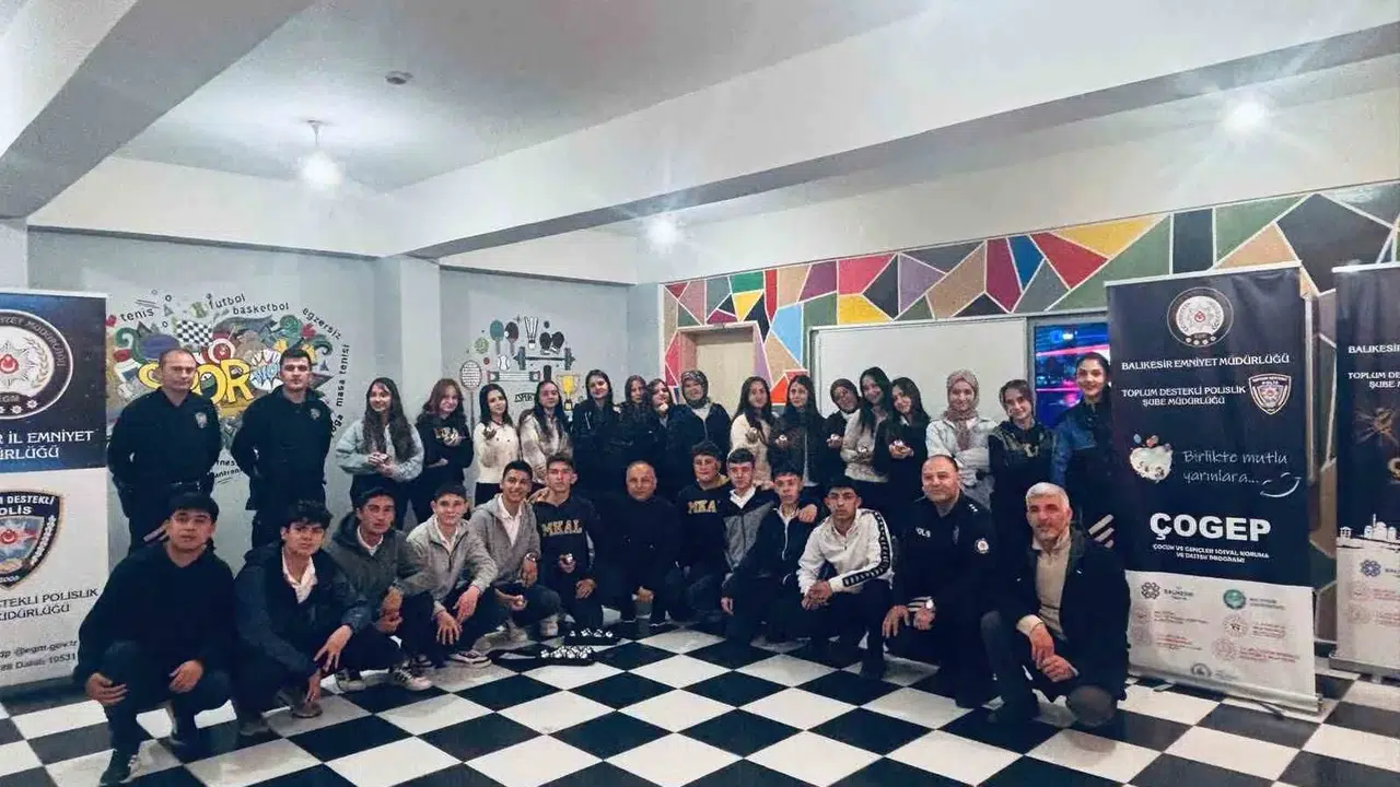 Polis ve öğrenci el ele verdi: Dursunbey’de geleceğe umut dolu dokunuş