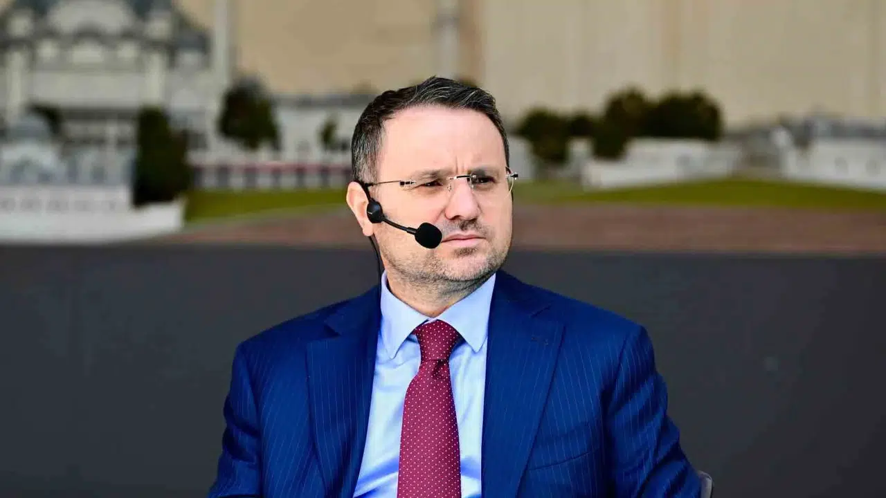 Bakan Gürlek’ten gençlere  sosyal medya  uyarısı: Yalan dünyadan çıkın, hayata dokunun