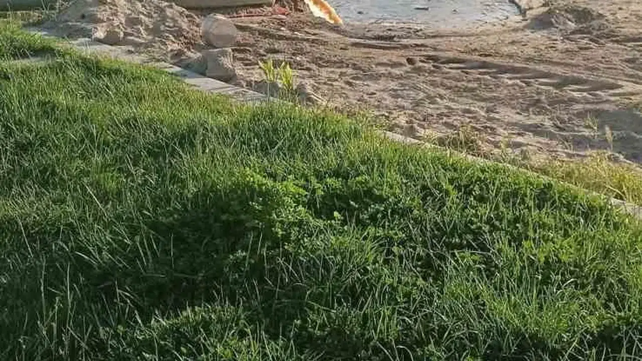 Burhaniye’de deniz keyfi kabusa döndü: Halk plajına akan kirli sular isyan ettirdi