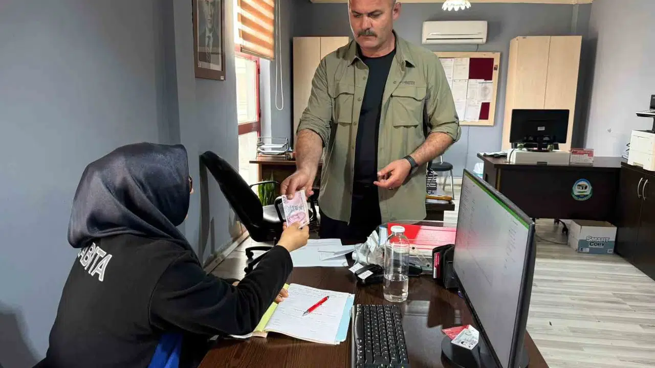 Başkan korumasından örnek davranış: Bankamatikte unutulan parayı sahibine ulaştırmak için harekete geçti