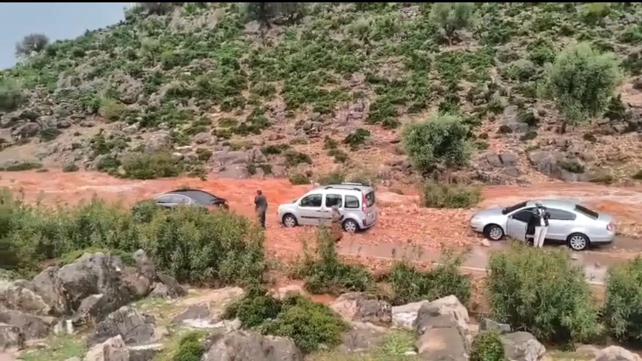 Kozan'da kabus dolu saatler: Dereler taştı, araçlar çamur deryasında mahsur kaldı