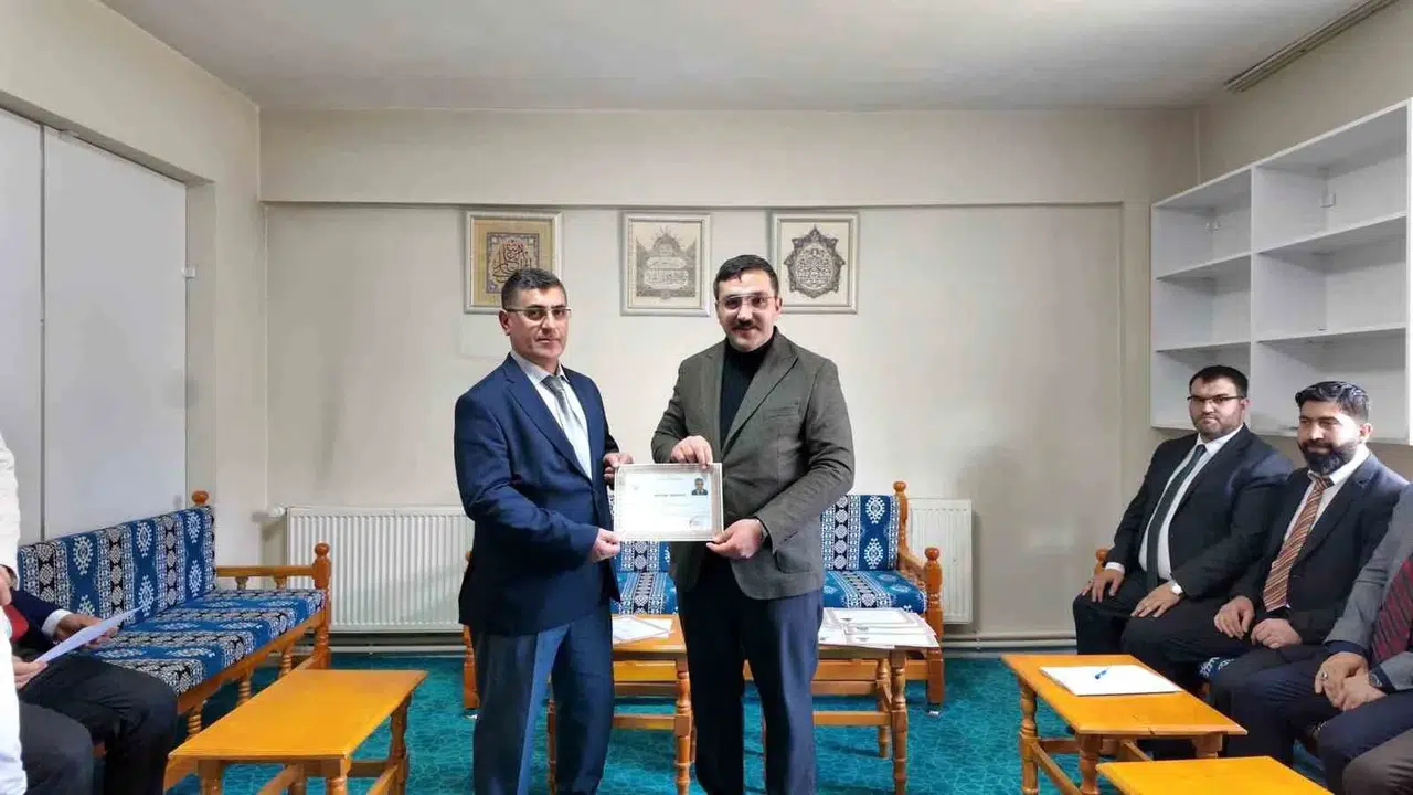 Kiğı'da din görevlilerine moral ziyareti: Kaymakam Çamkerten'den başarı belgesi