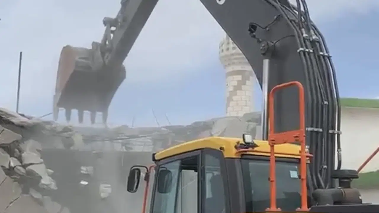 Depremin izleri siliniyor: Çermik’te ağır hasarlı cami kontrollü şekilde yıkıldı