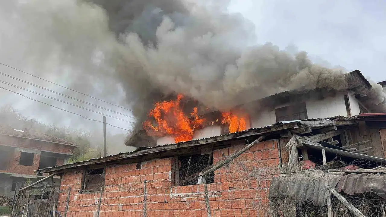 Kastamonu'da korku dolu anlar: Elektrik kontağından çıkan yangın evi küle çevirdi