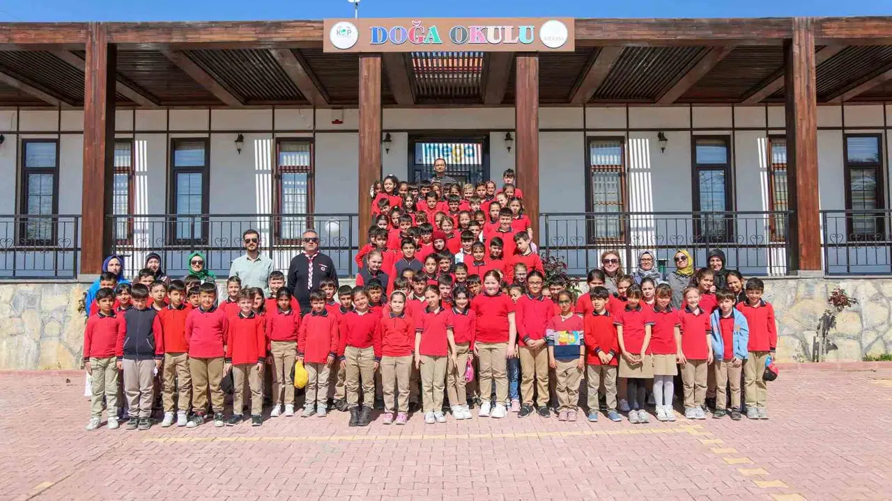 Toprakla tanıştılar, doğayı keşfettiler: Meram’da minik çevreciler için eğitim yılı sona erdi