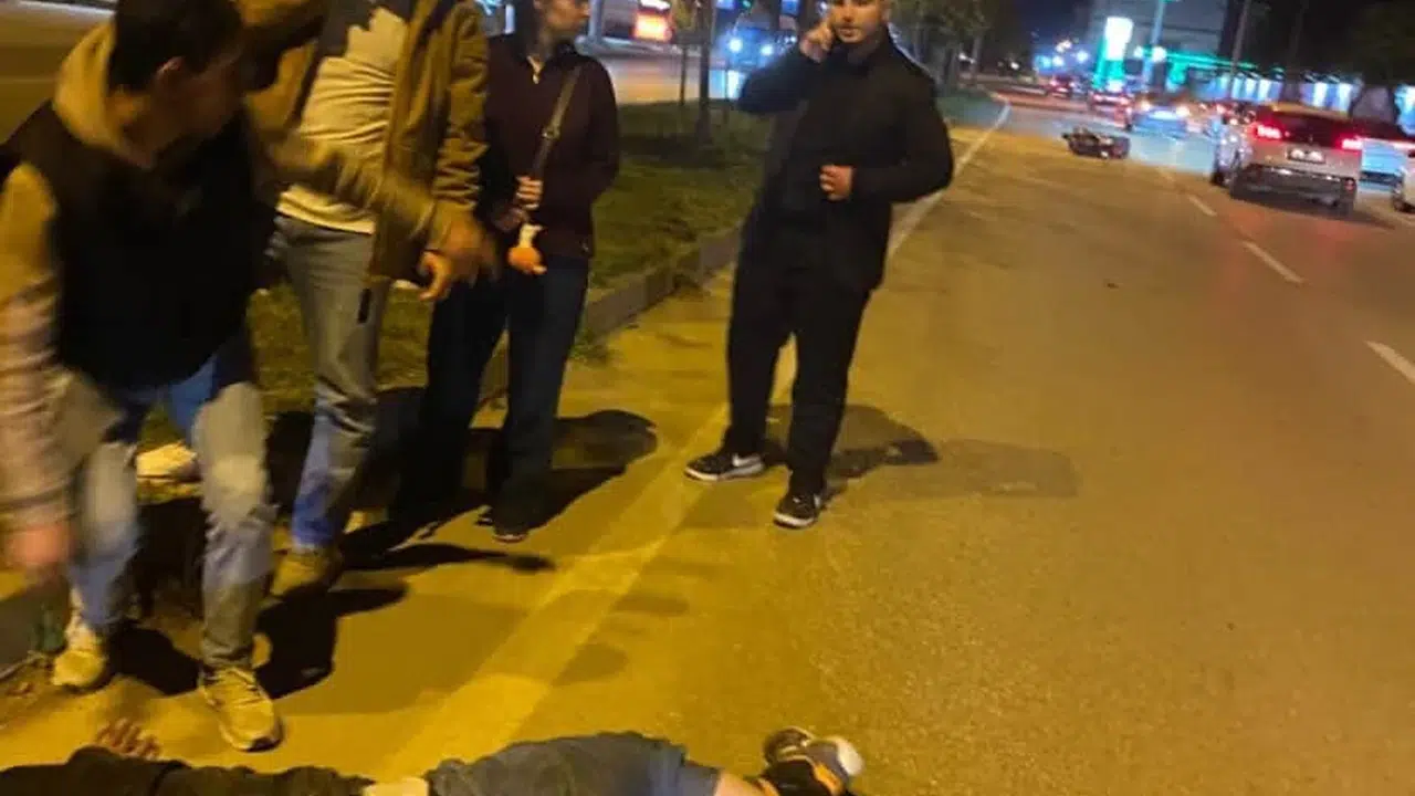 Gece yarısı dehşeti: Kontrolden çıkan motosiklet bariyerlere çarptı