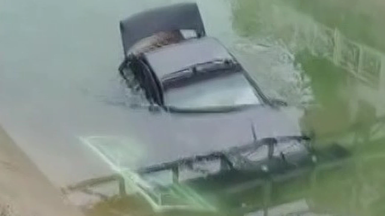 Adana’da otomobil sulamana kanalına düştü