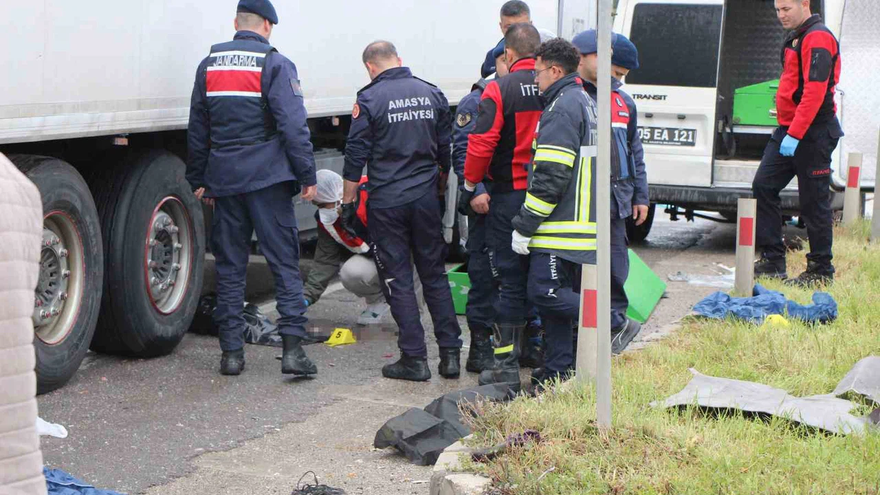 Amasya’da cenaze dönüşü feci kaza kamerada: Otomobilden fırlayan bebek hayatını kaybetti
