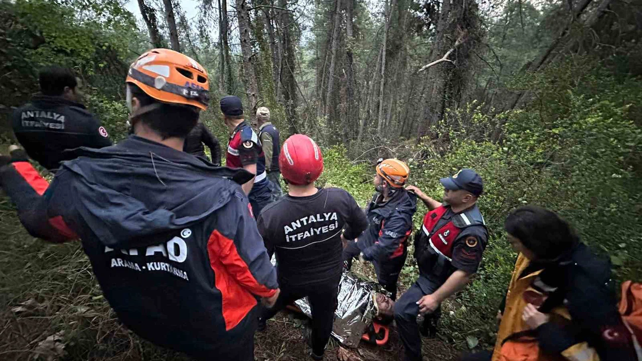 Antalya’da 80 metrelik uçuruma yuvarlanan adam yaralı olarak kurtarıldı