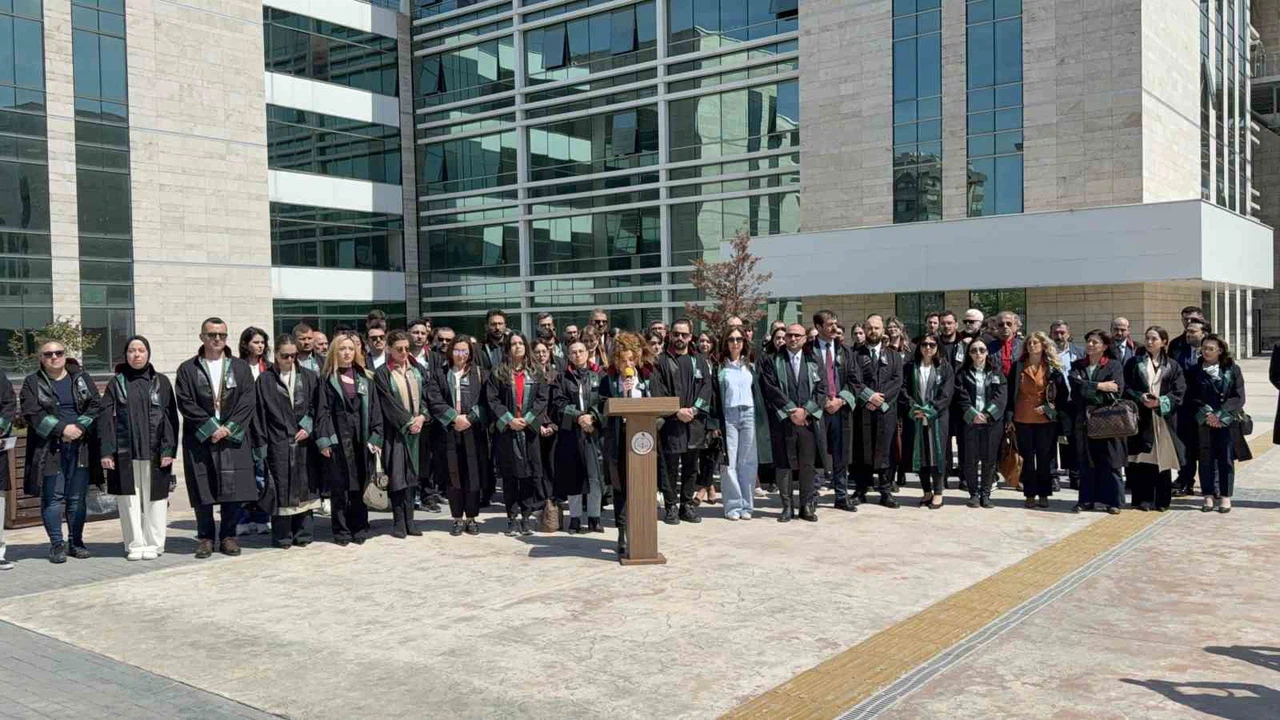 Cübbeye kan bulaştı, avukatlar ayaklandı: 'Savunma durursa adalet nefes alamaz!'