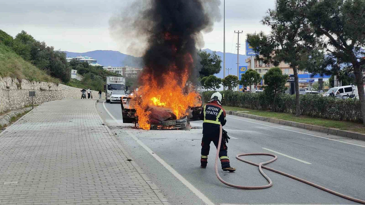Kuşadası’nda kabus gibi dakikalar: İki otomobil peş peşe alevlere teslim oldu