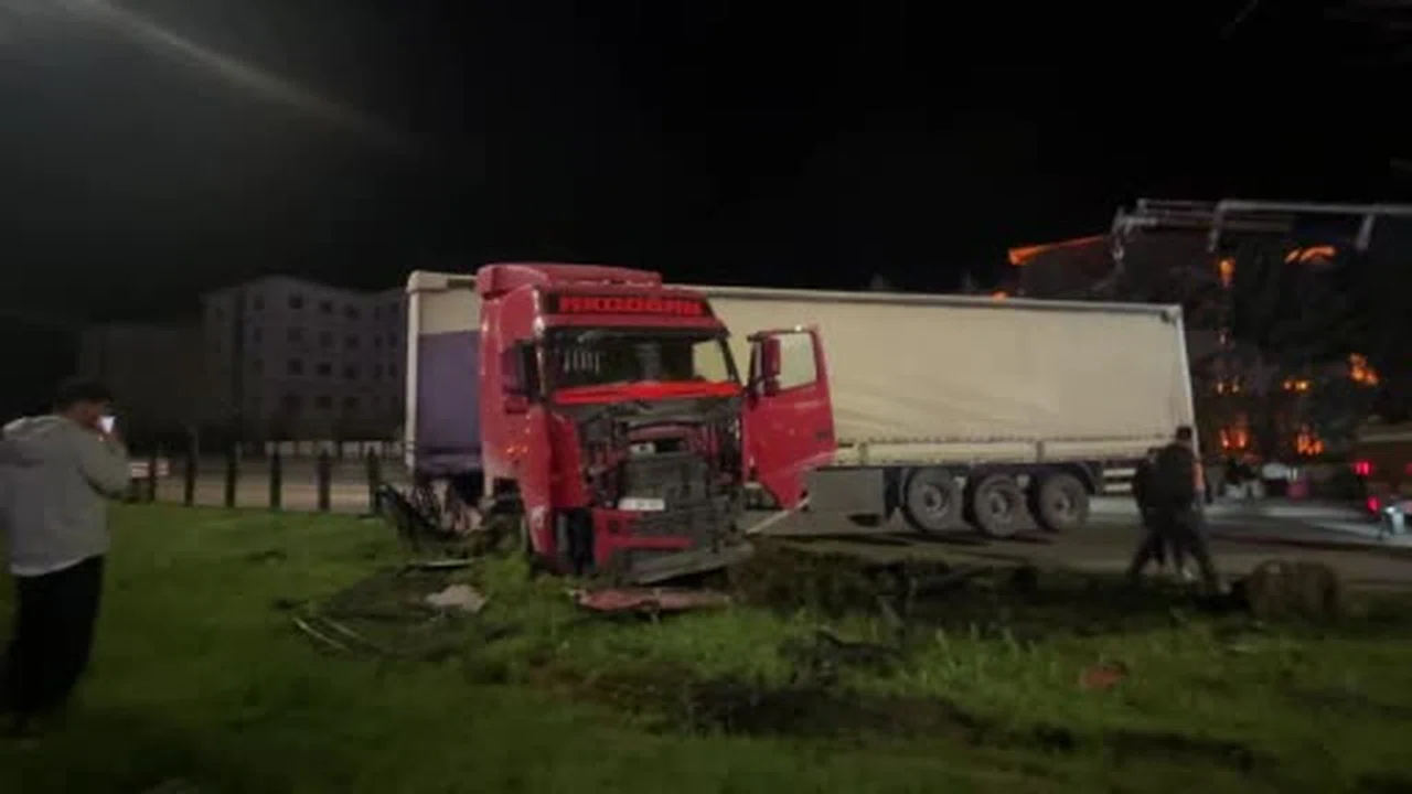 Bingöl’de tır refüje girdi: Facianın eşiğinden dönüldü