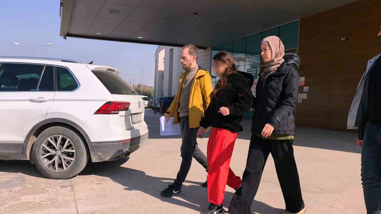 Aynı adama aşık oldular, sokak ortasında bıçaklarl…