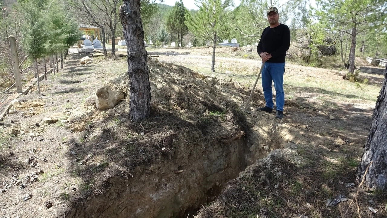 Azrail’i peşinden koşturan adam: 9 canım vardı, hepsini tükettim diyerek mezarını kazdı!