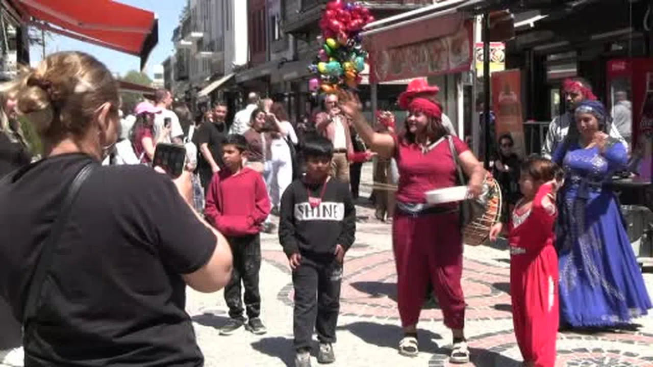 Edirne’de Romanların danslı daveti: Sokaklar karnaval alanına döndü