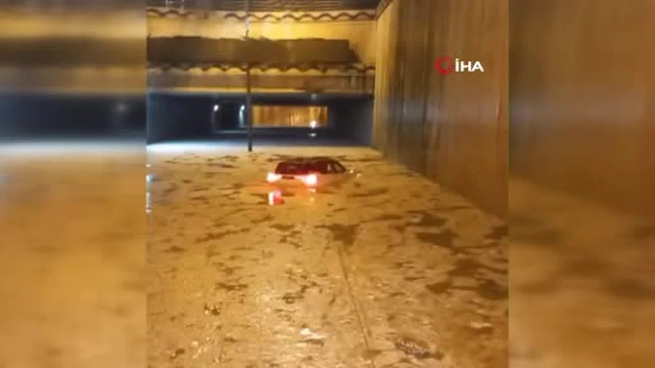 Elazığ’da alt geçit suyla doldu: Mahsur kalanları itfaiye kurtardı