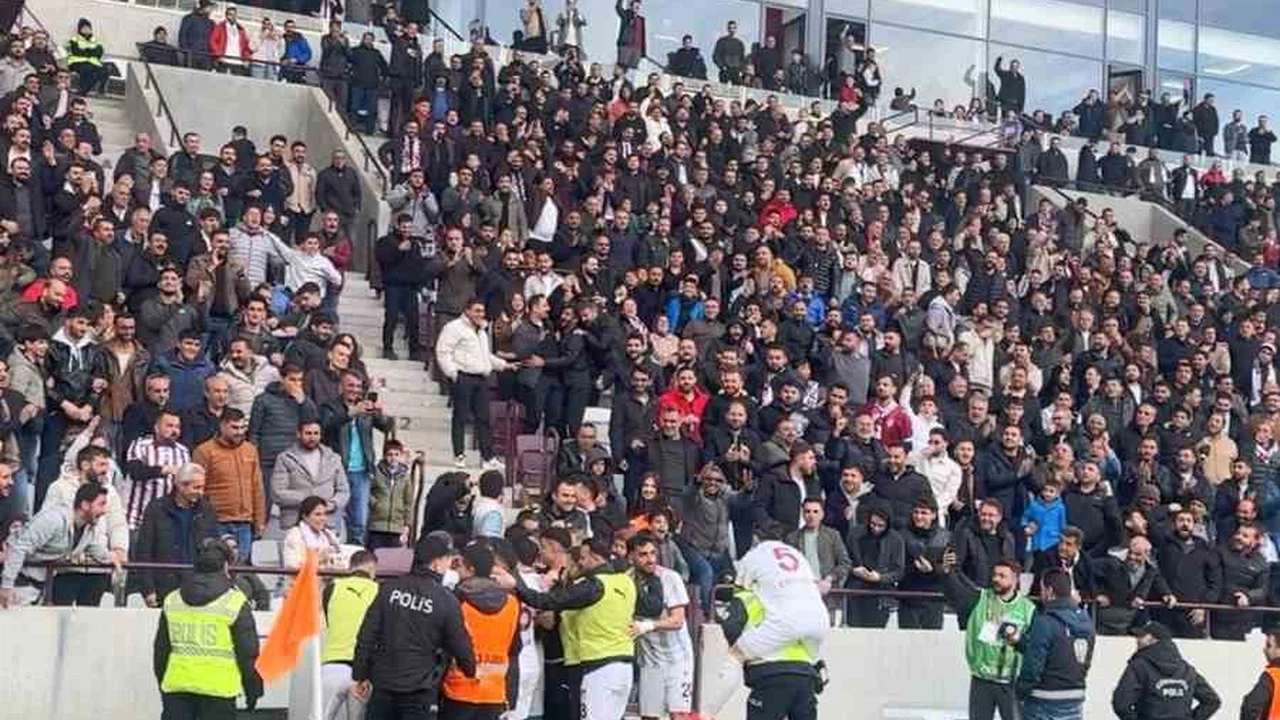Elazığsporlu futbolcu gol sevincini polisle yaşadı