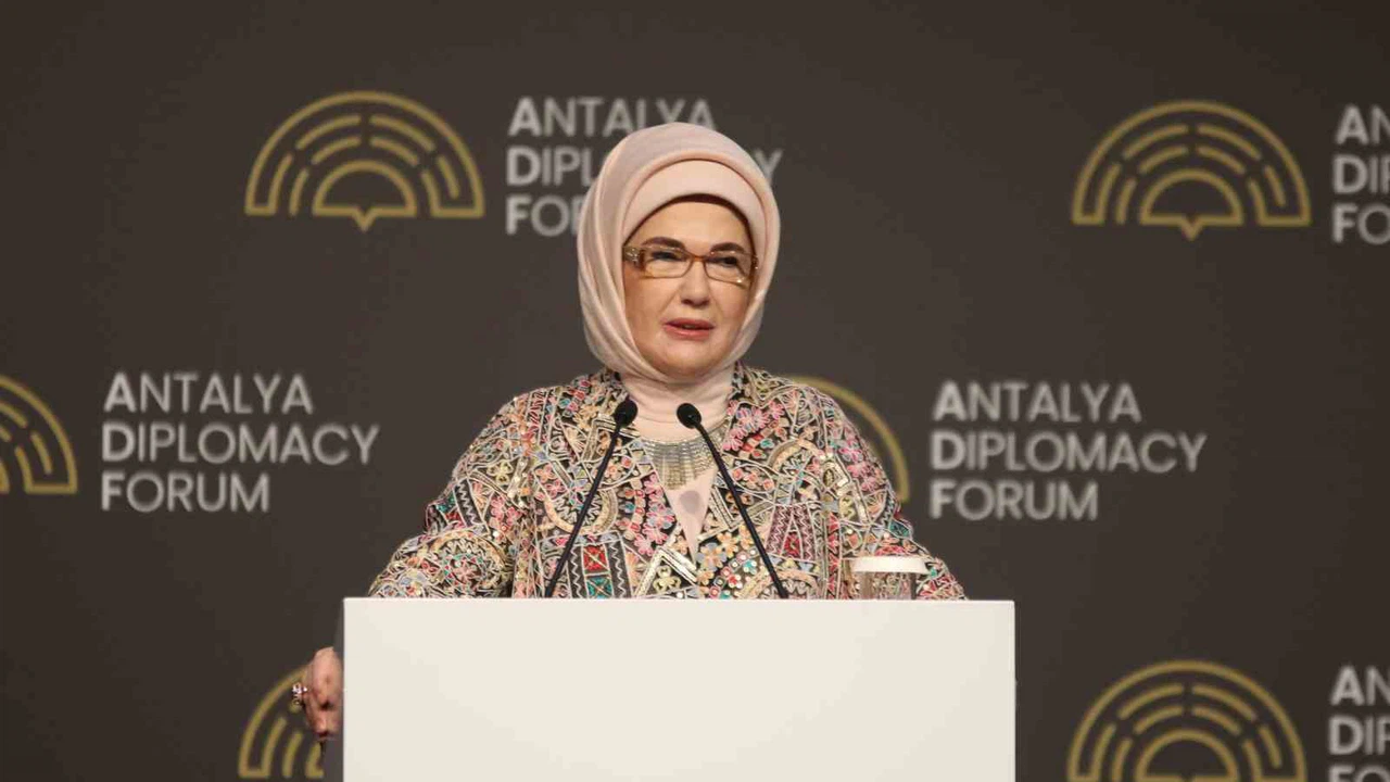 Emine Erdoğan'dan tarihi çağrı: 'Çocuklar şiddet sarmalına terk edilemez!'