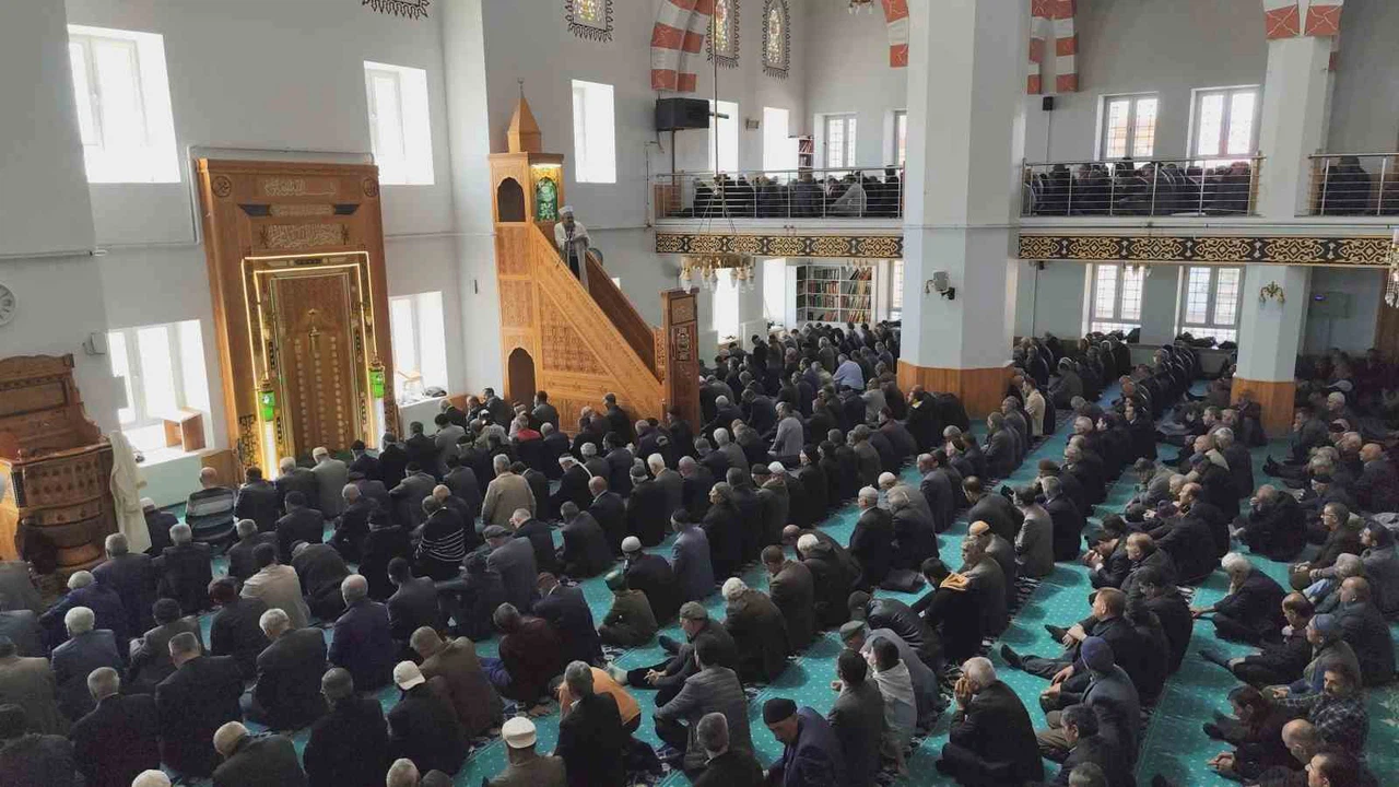 Eğitim camiası yas tutuyor: Van'da gıyabi cenaze namazı kılındı!