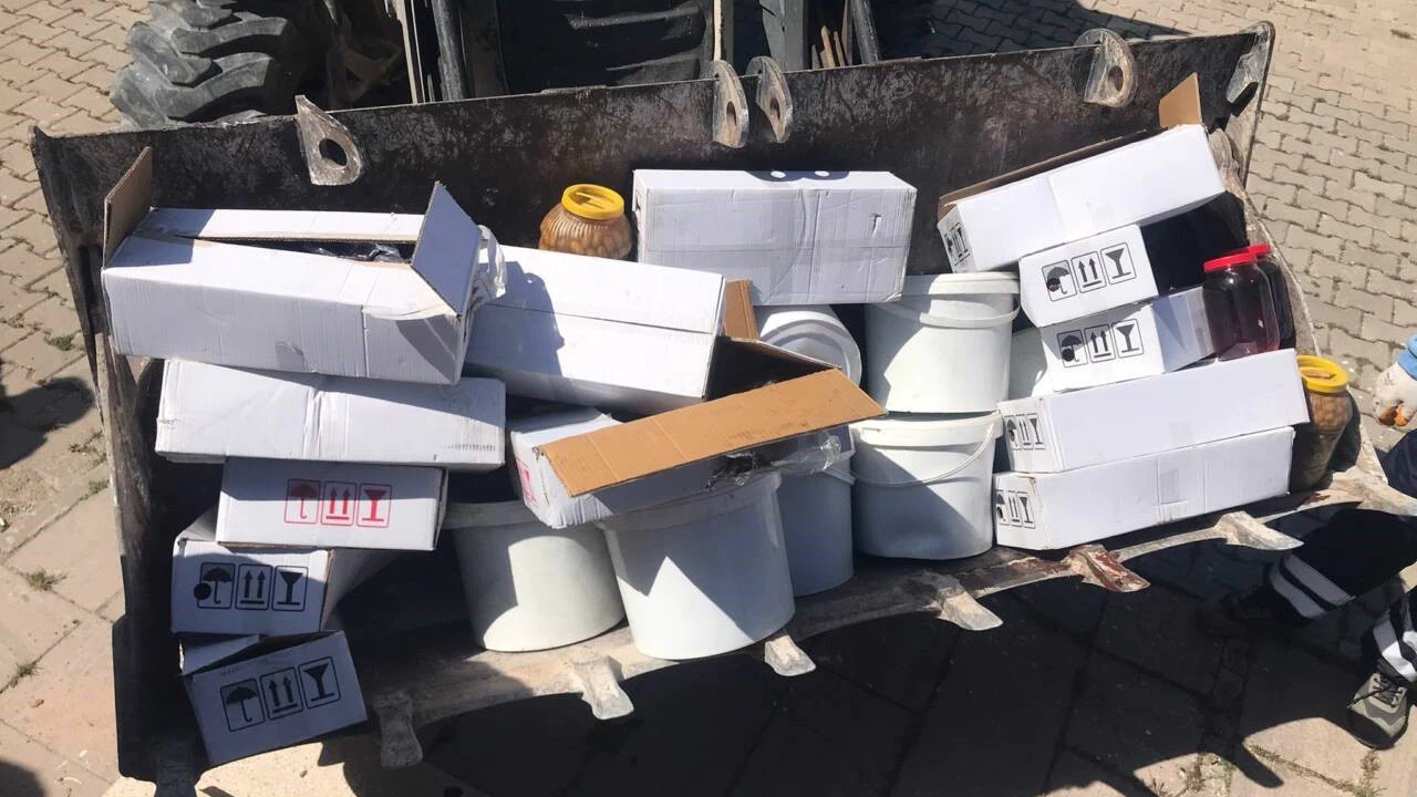 Kamyondaki 4 ton kaçak gıda ürünü imha edildi
