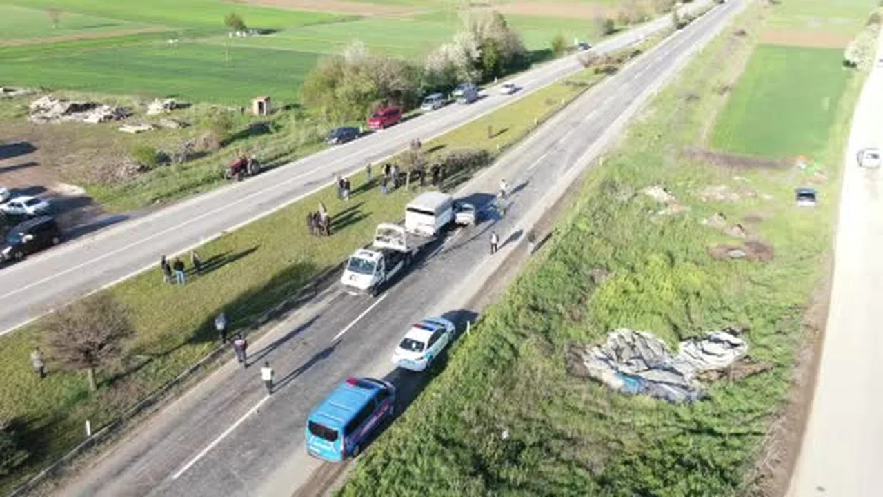 Kamyonetle çarpışan Tofaş ikiye bölündü, sürücü hayatını kaybetti